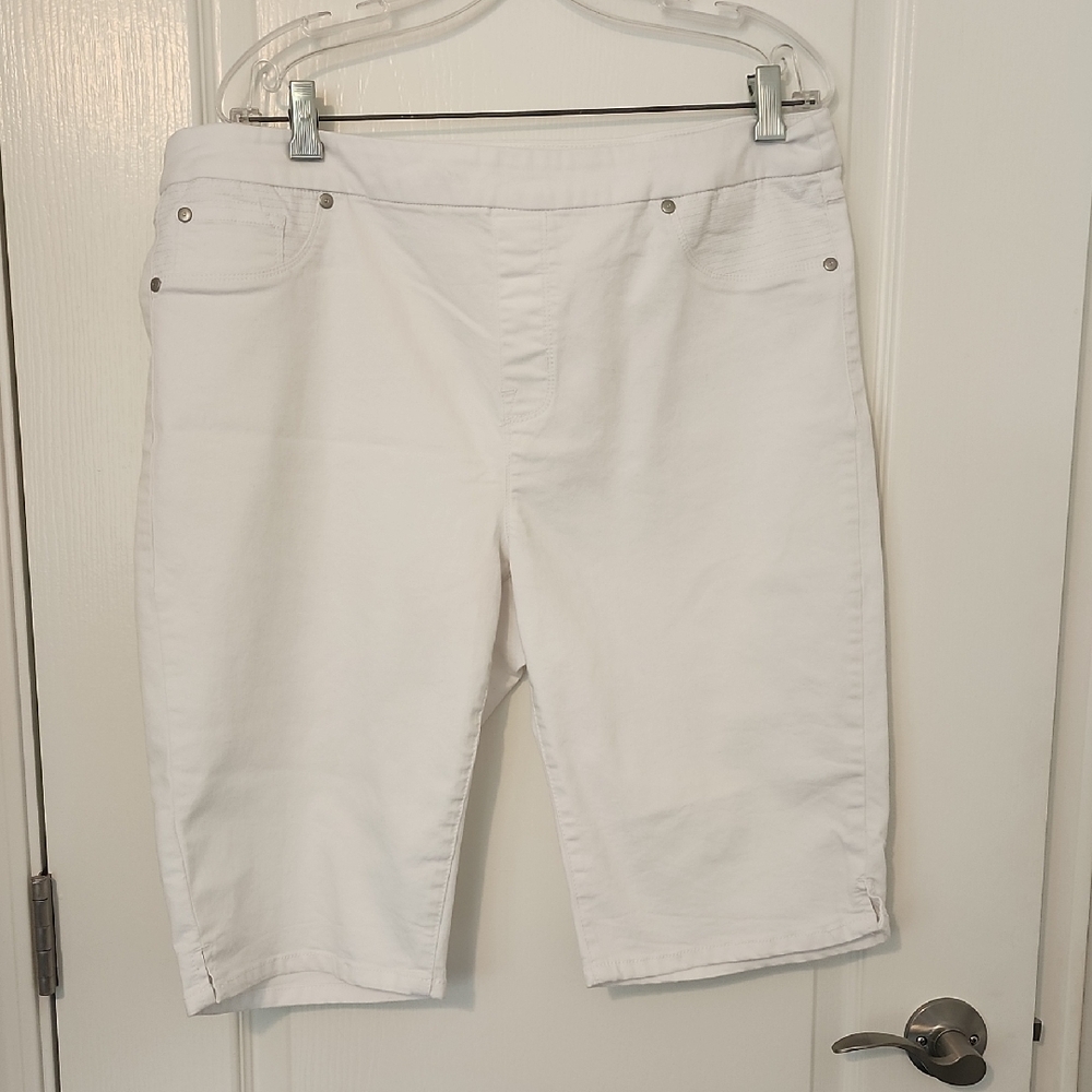 Tribal White Bermuda Shorts Classic Style